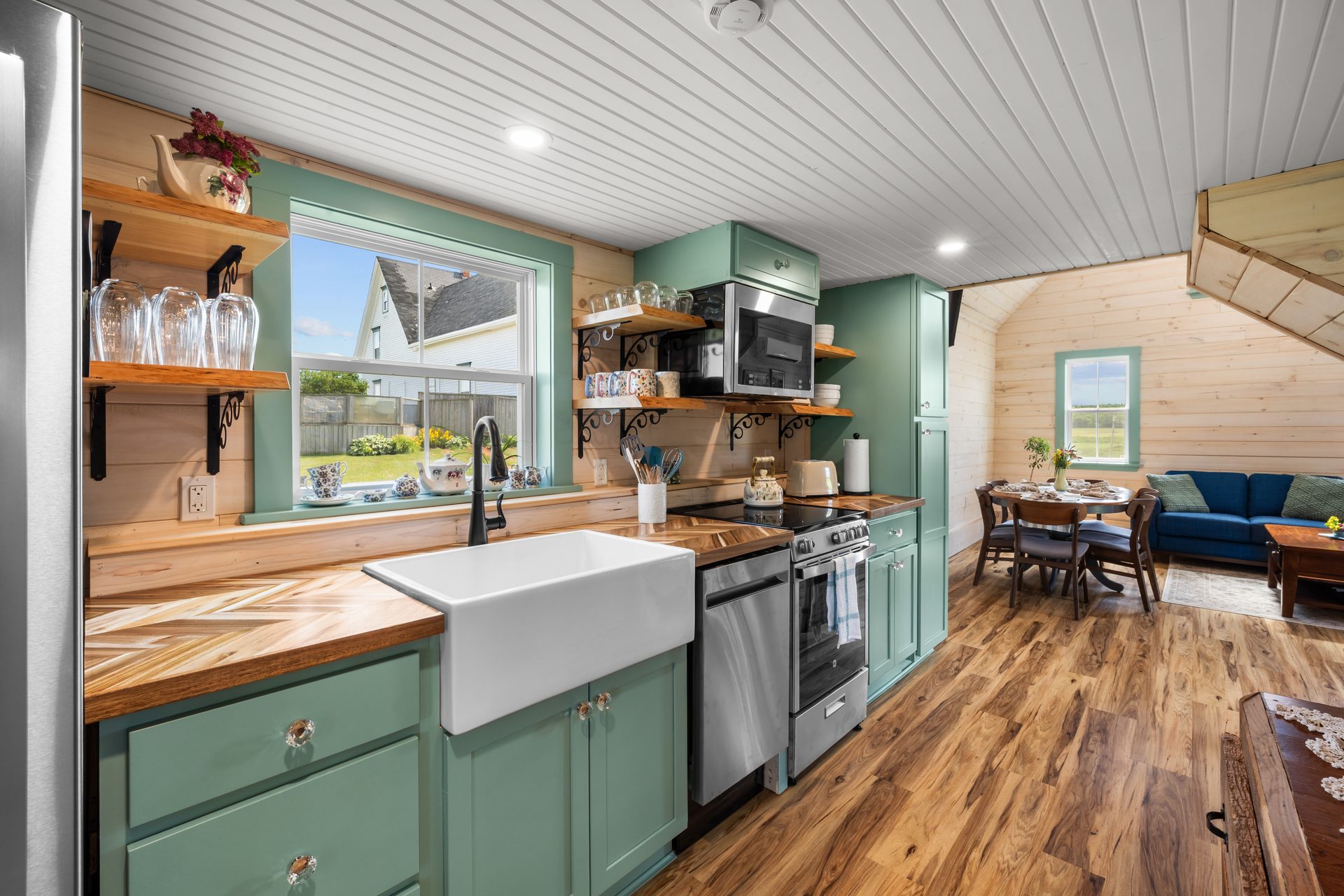 Fully-equipped kitchen with farmhouse sink