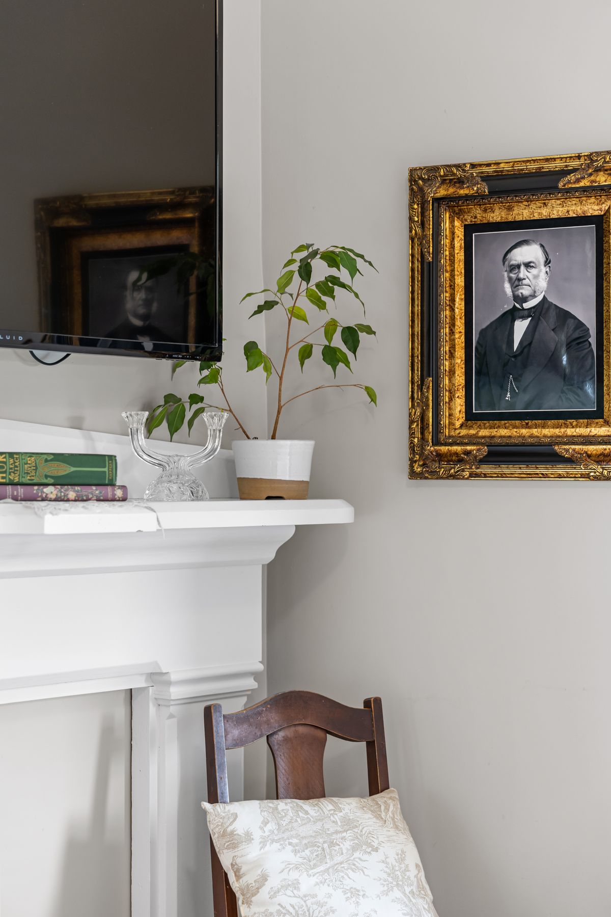 Senator's Suite Detail View 1