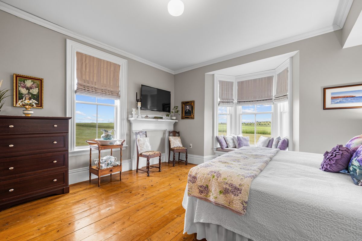 Senator's Suite - Window Seat